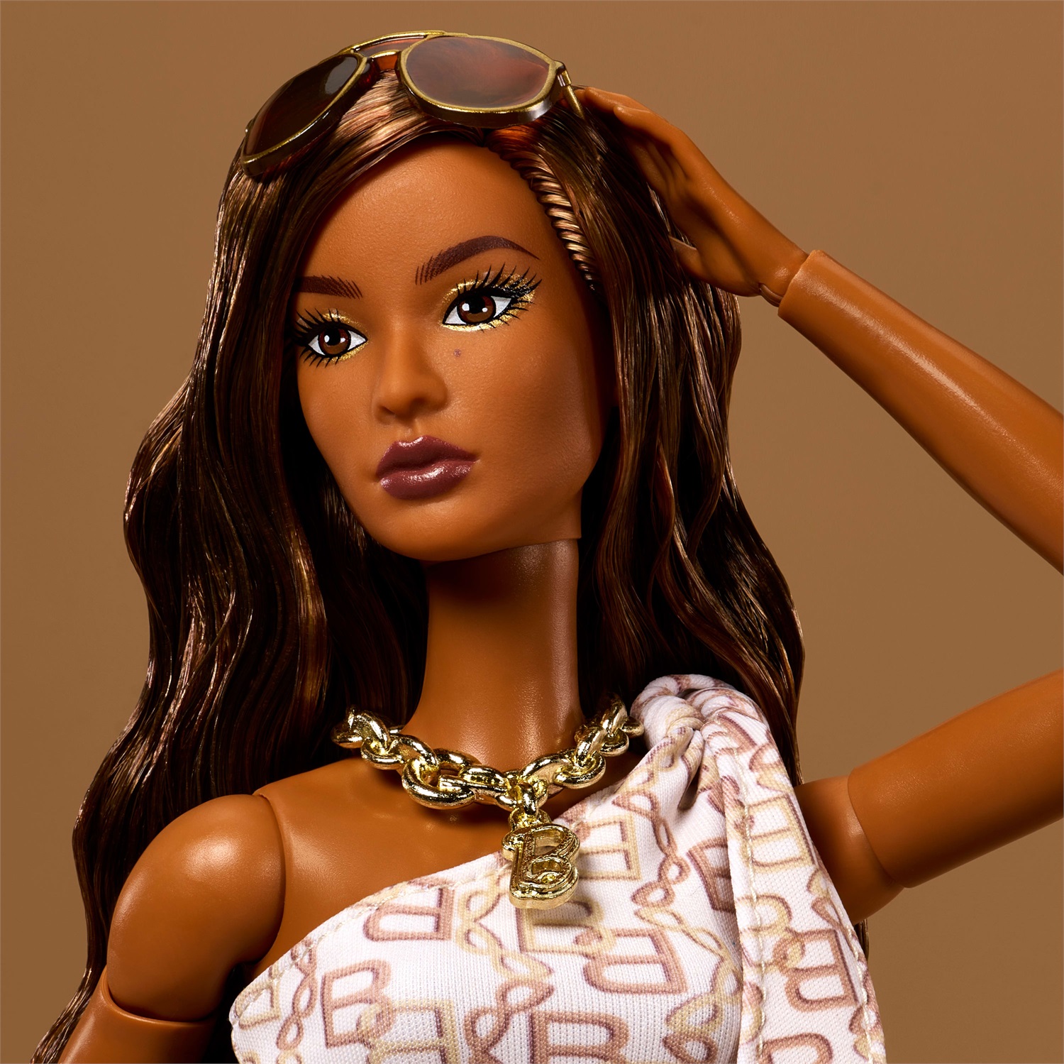 Barbie Basics You Create Neutral Kit 001 - Bambola personalizzabile con corpo snodato, due teste intercambiabili, quattro abiti e otto accessori, 6 anni