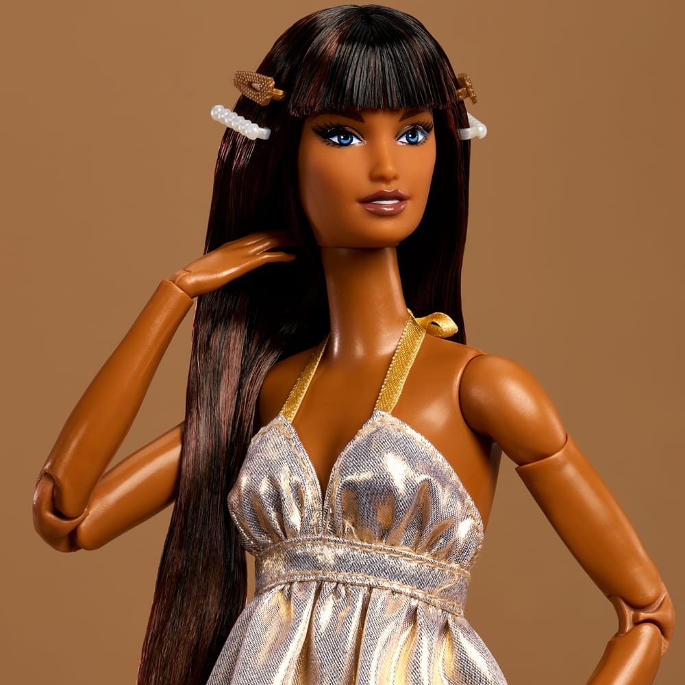 Barbie Basics You Create Neutral Kit 001 - Bambola personalizzabile con corpo snodato, due teste intercambiabili, quattro abiti e otto accessori, 6 anni