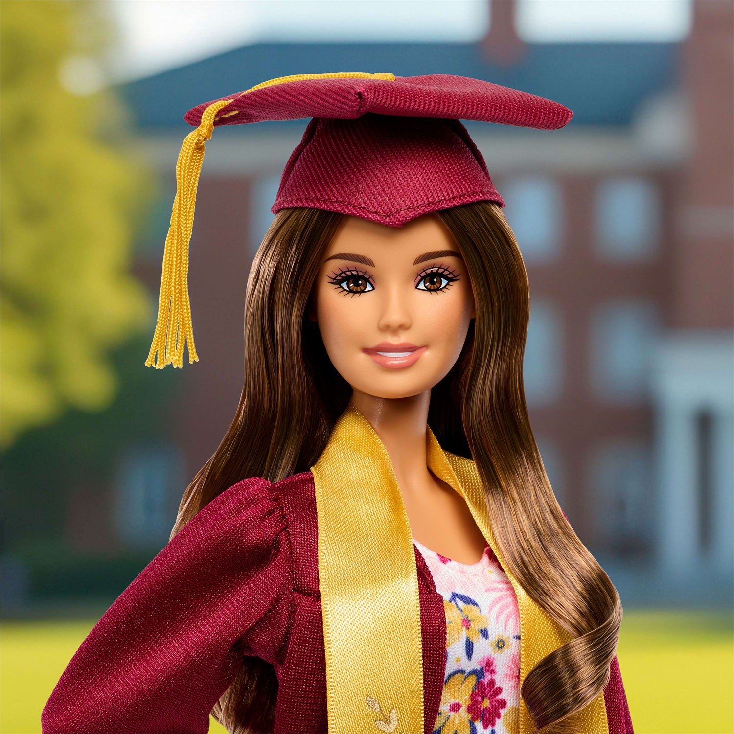 Barbie Signature Graduation Wishes - Bambola da Collezione con Toga di Laurea Bordeaux e Cappello con Nappina Dorata