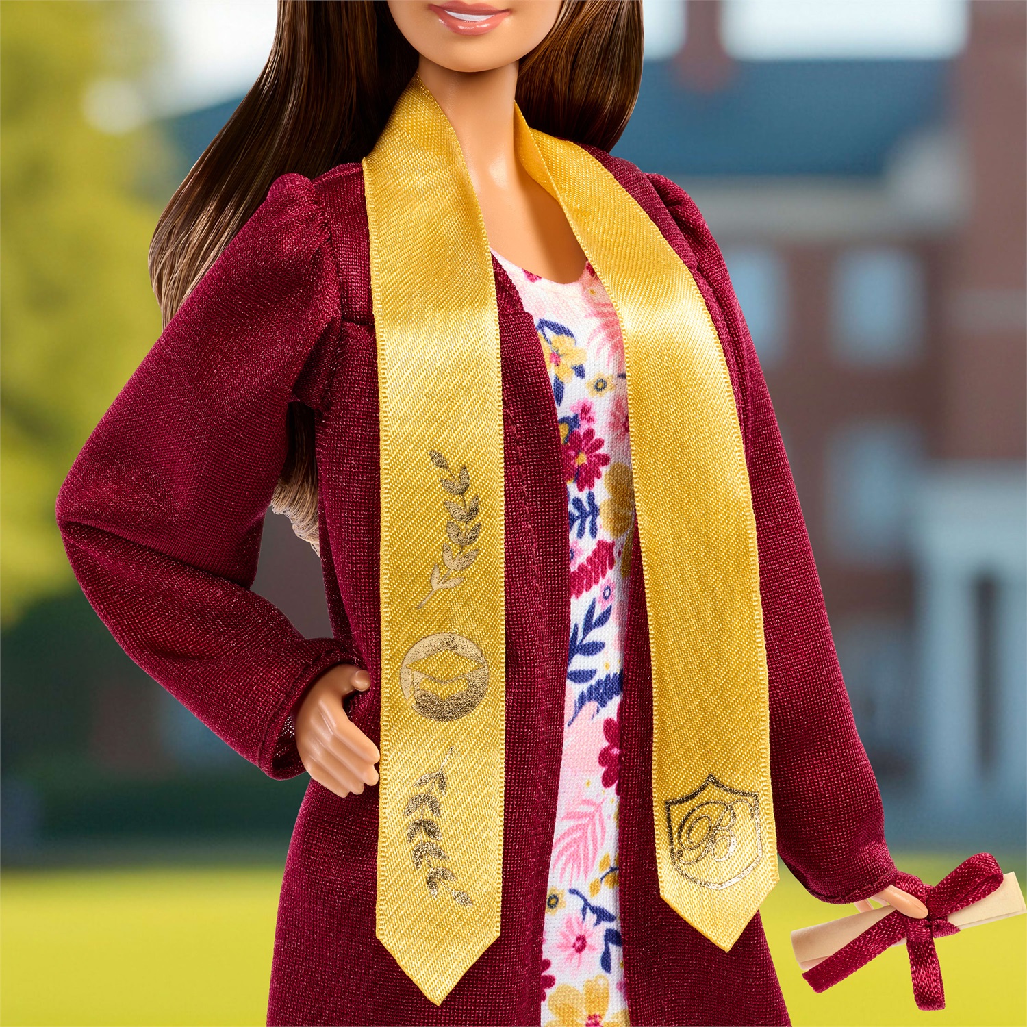 Barbie Signature Graduation Wishes - Bambola da Collezione con Toga di Laurea Bordeaux e Cappello con Nappina Dorata