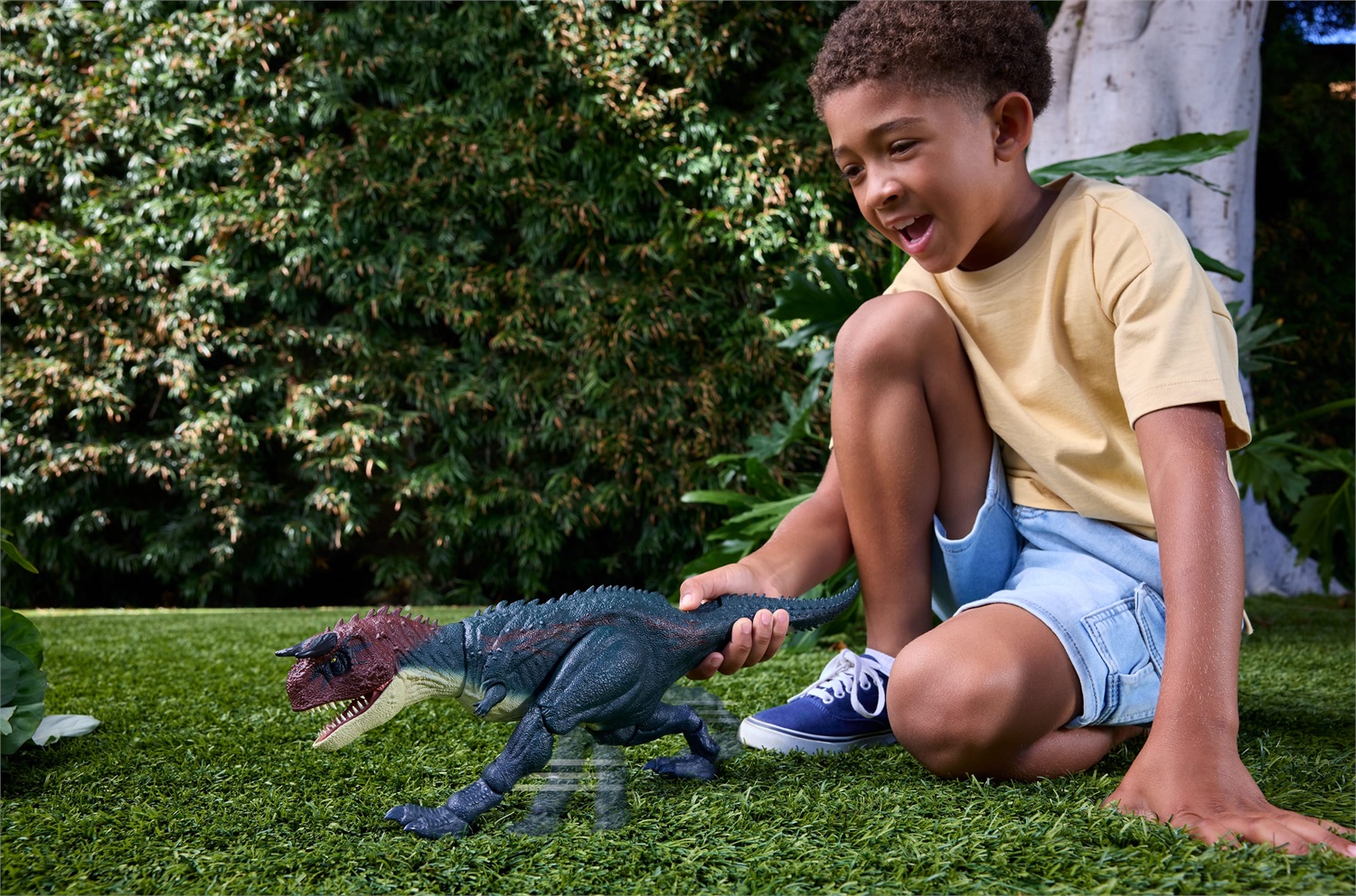 Mattel Carnotauro Charge 'N Chomp - Dinosauro con ruggiti, azione carica e divora, per bambini 4 anni