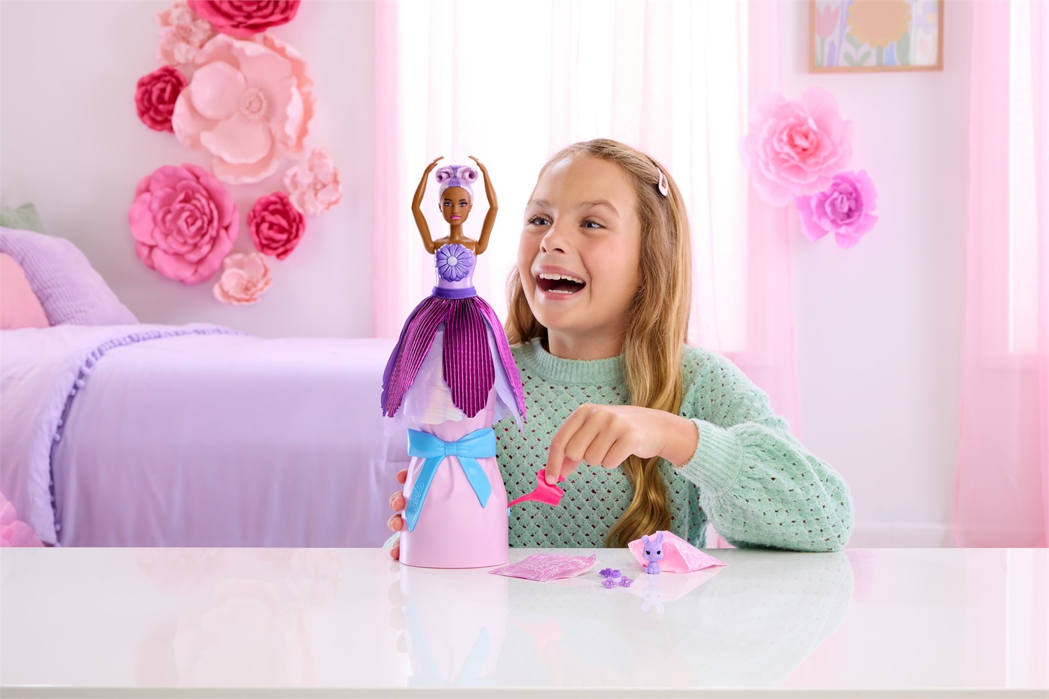 Barbie Flower Reveal - Bambola Profumata con Abito Floreale e Bouquet a Sorpresa, Accessori Inclusi, 3 Anni