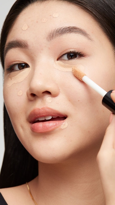 Revlon ColorStay Flex Wear Full Cover Concealer 10 ml 015 Light - Correttore Fluido con Acido Ialuronico e Vitamina E, Copertura Totale e Comfort per Tutto il Giorno