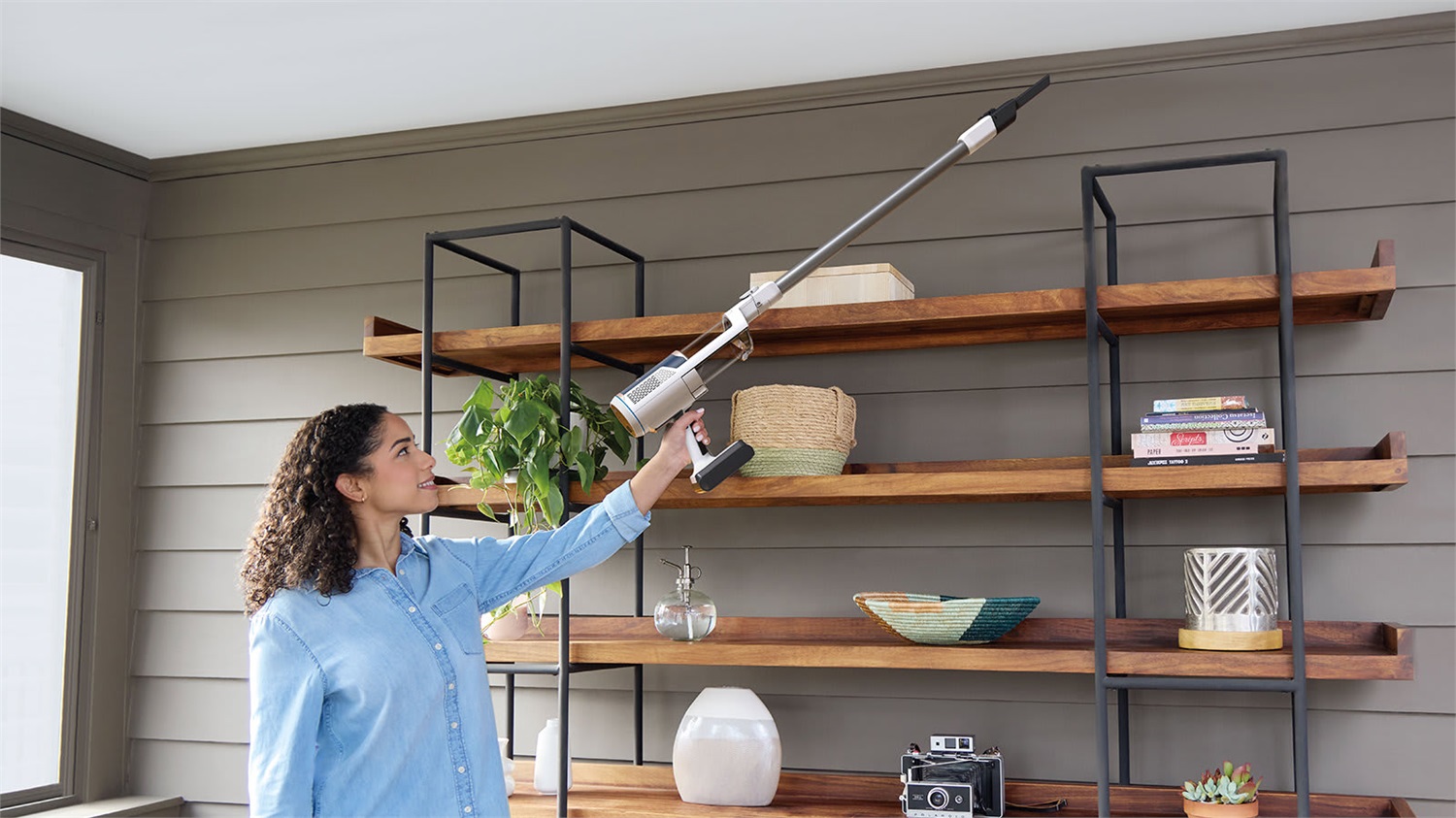 Shark BU3521EU Aspirapolvere Senza Filo Floor Detect Stick con Autosvuotamento, 40 Minuti di Autonomia, Leggero, Anti Hair Wrap, Bocchette per Animali e Fessure, Blu/Bianco