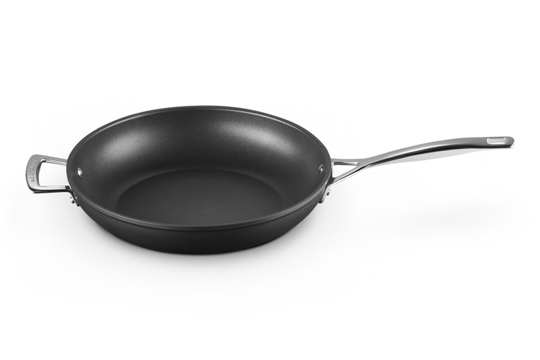 Le Creuset Padella Alta Antiaderente in Alluminio con Manico Lungo 30 cm - Compatibile con Induzione, Nero