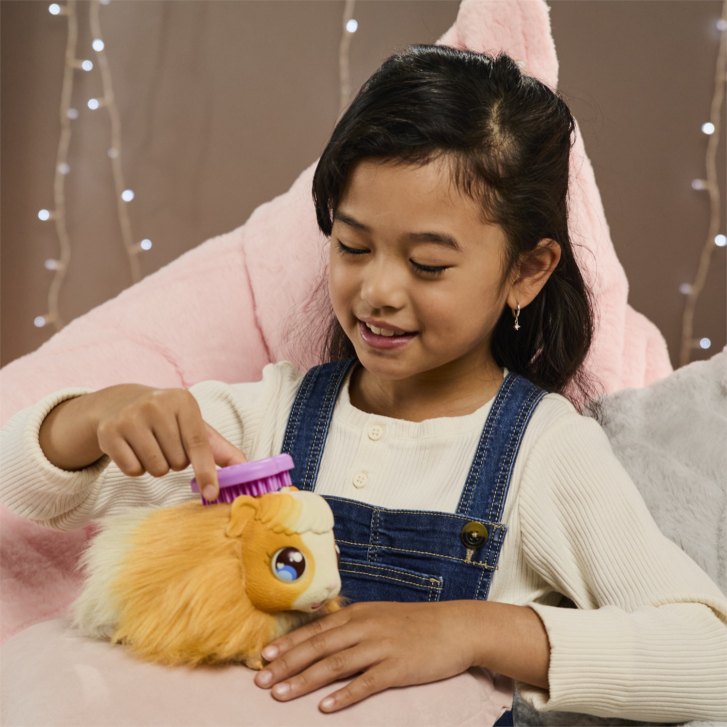 Little Live Pets 26410 Soft Interactive Mama Guinea Pig con Hutch e 3 Bambini a Sorpresa - Oltre 20 Suoni e Reazioni, Batterie Incluse, Adatto per Bambini dai 4 Anni