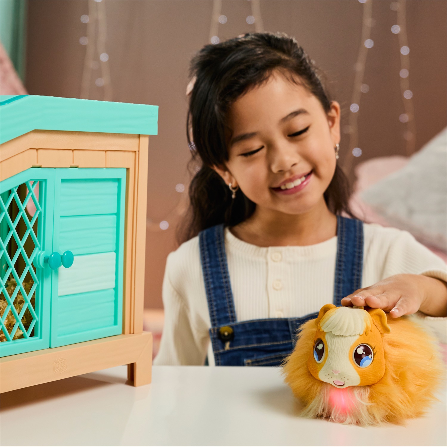 Little Live Pets 26410 Soft Interactive Mama Guinea Pig con Hutch e 3 Bambini a Sorpresa - Oltre 20 Suoni e Reazioni, Batterie Incluse, Adatto per Bambini dai 4 Anni