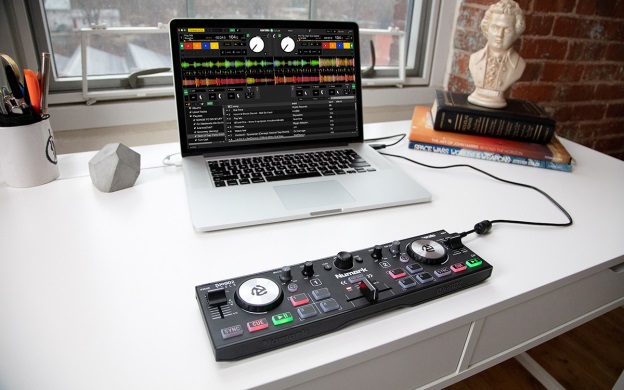 Numark DJ2GO2 Touch - Controller DJ USB Compatto a 2 Deck con Mixer, Interfaccia Audio e Jog Wheels Sensibili al Tocco