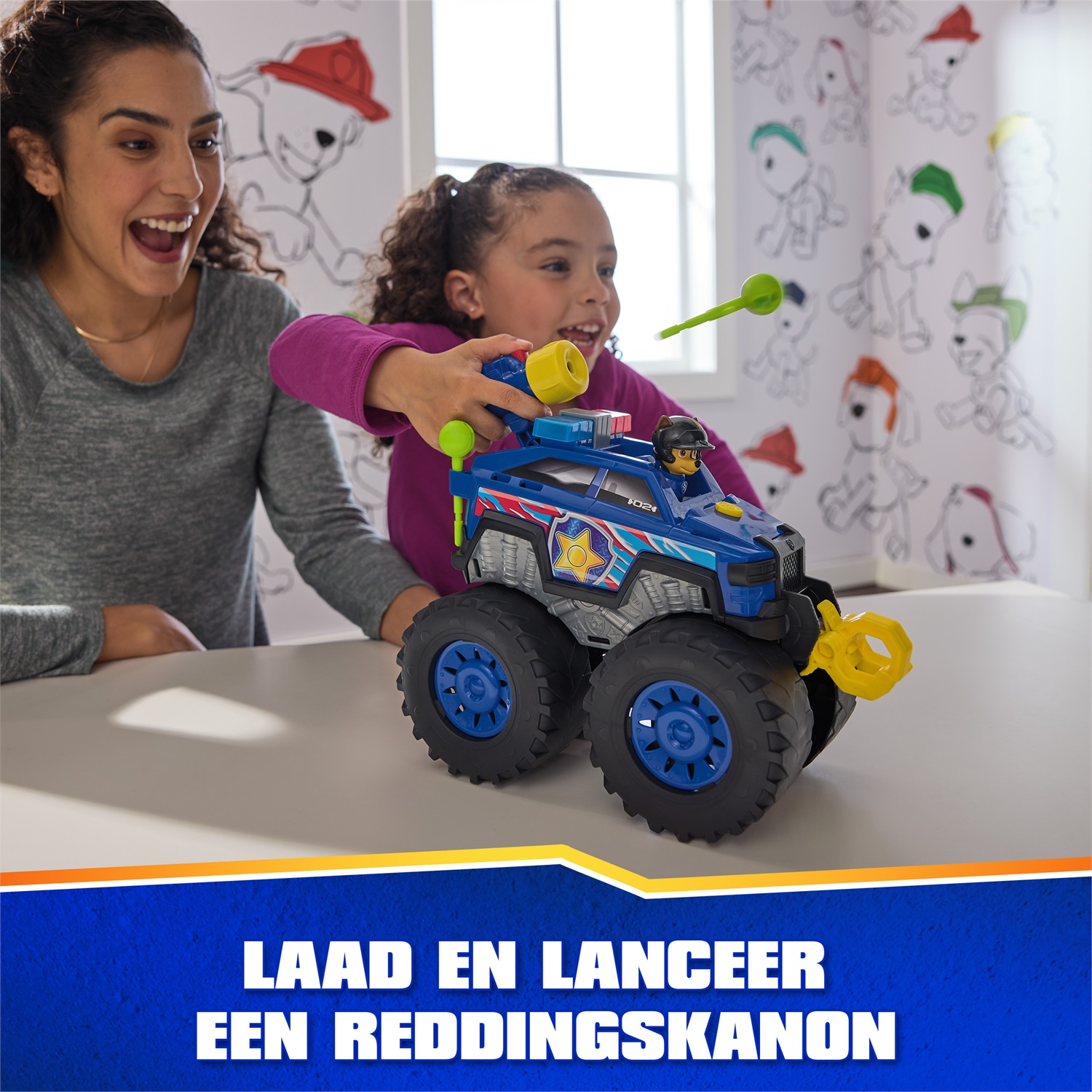 PAW Patrol Chase Deluxe Rescue Wheels - Veicolo Giocattolo con Propulsore, Argano Motorizzato, Luci e Suoni, Pneumatici Giganti, Lanciatori di Proiettili, per Bambini e Bambine 3 Anni