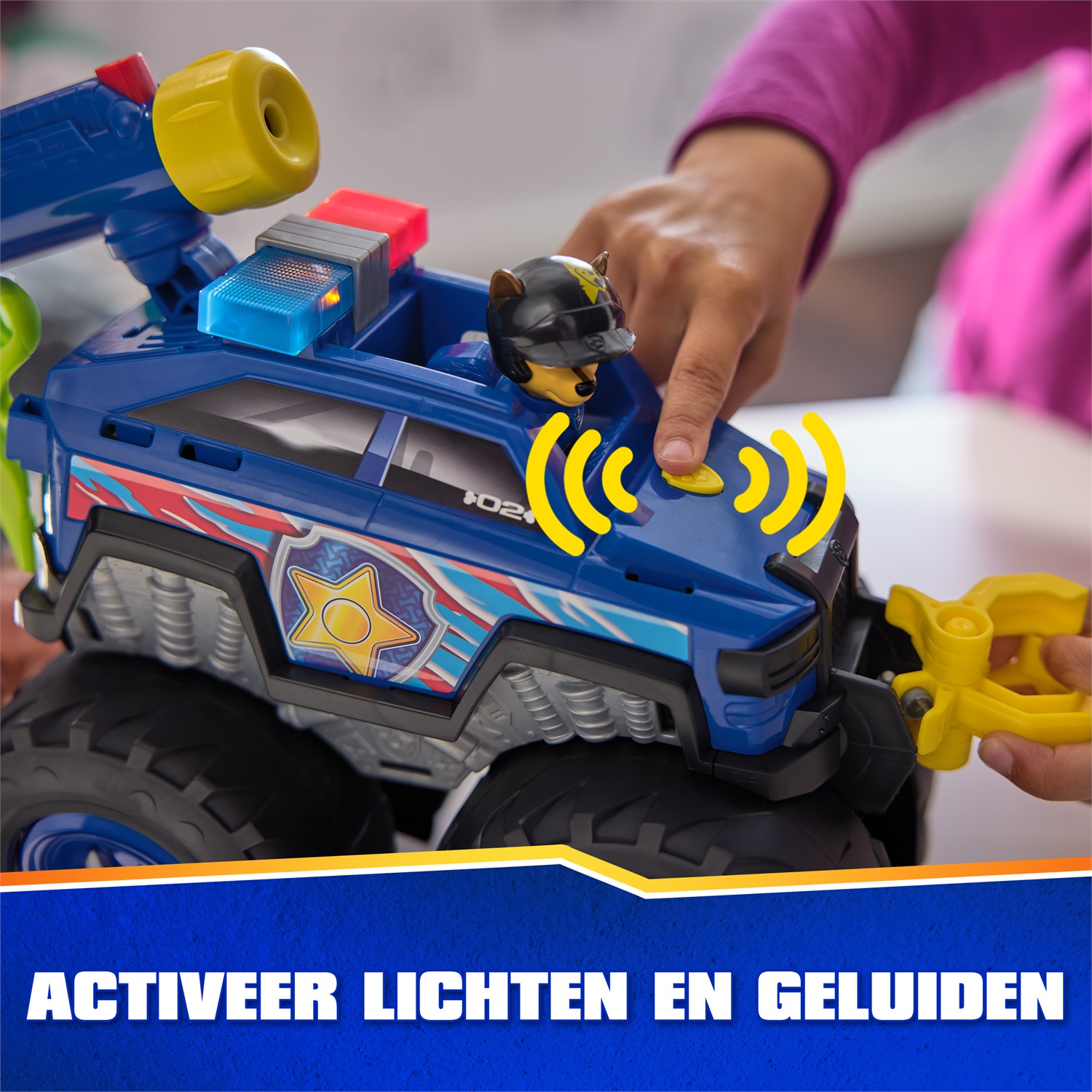 PAW Patrol Chase Deluxe Rescue Wheels - Veicolo Giocattolo con Propulsore, Argano Motorizzato, Luci e Suoni, Pneumatici Giganti, Lanciatori di Proiettili, per Bambini e Bambine 3 Anni