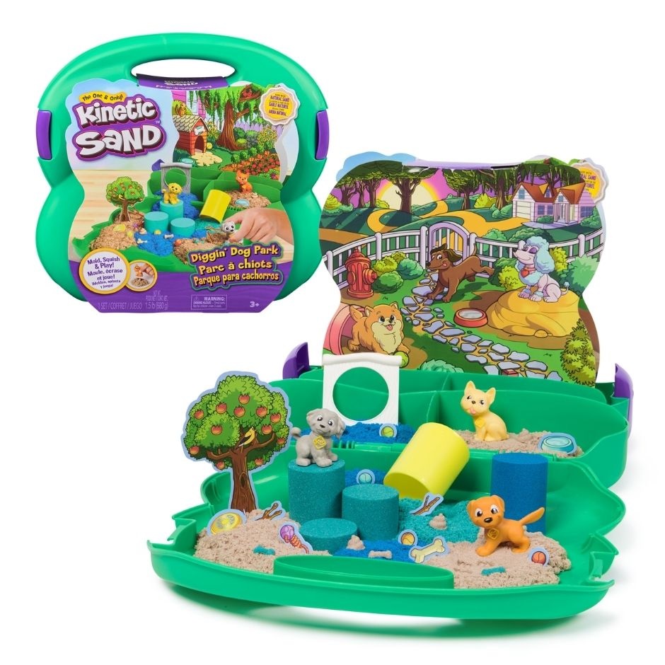 Kinetic Sand Parco Giochi dei Cuccioli - 680 g di Sabbia, 3 Accessori a Forma di Cagnolino, 2 Attrezzi per la Sabbia, Comoda Valigetta, Giocattoli per Bambini 3 Anni