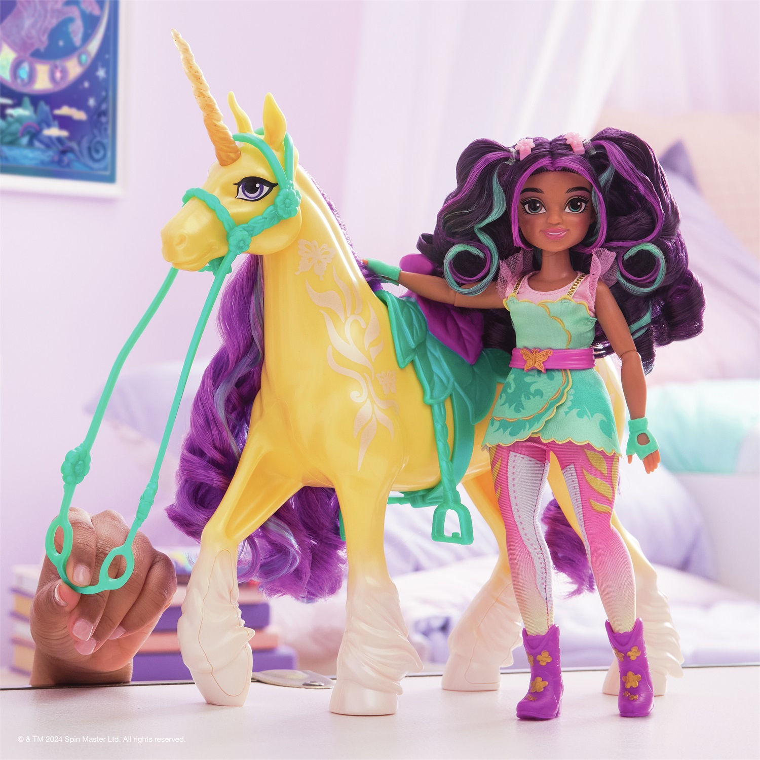 Spin Master Unicorn Academy Unicorno Mobile da 28 cm con 2 Accessori per Cavalcare - Modelli e Colori Assortiti, dai 4 anni in su