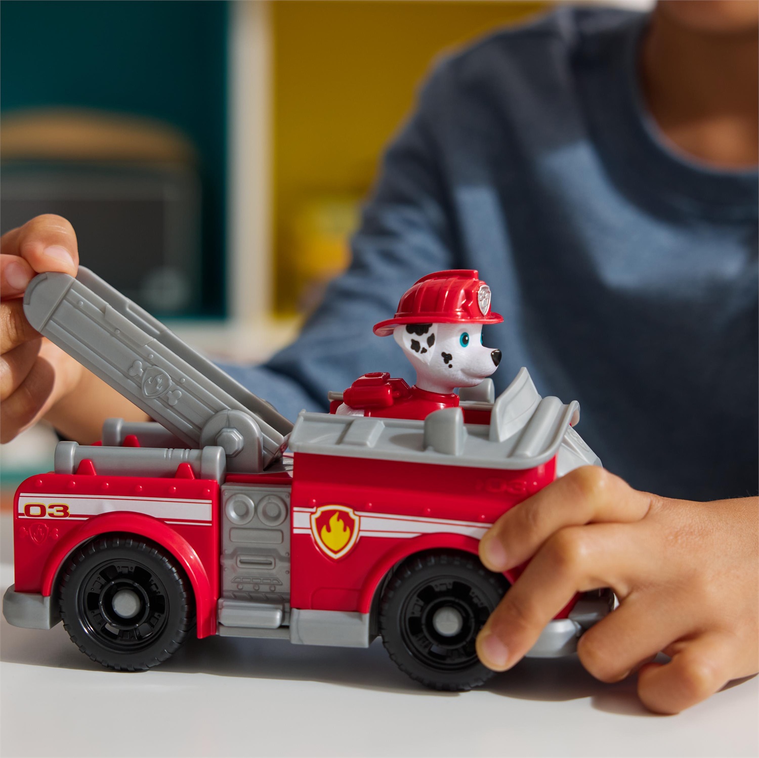 Spin Master Paw Patrol Camion dei Pompieri di Marshall con Personaggio - Dettagli Autentici, Ruote Funzionanti e Scala Mobile