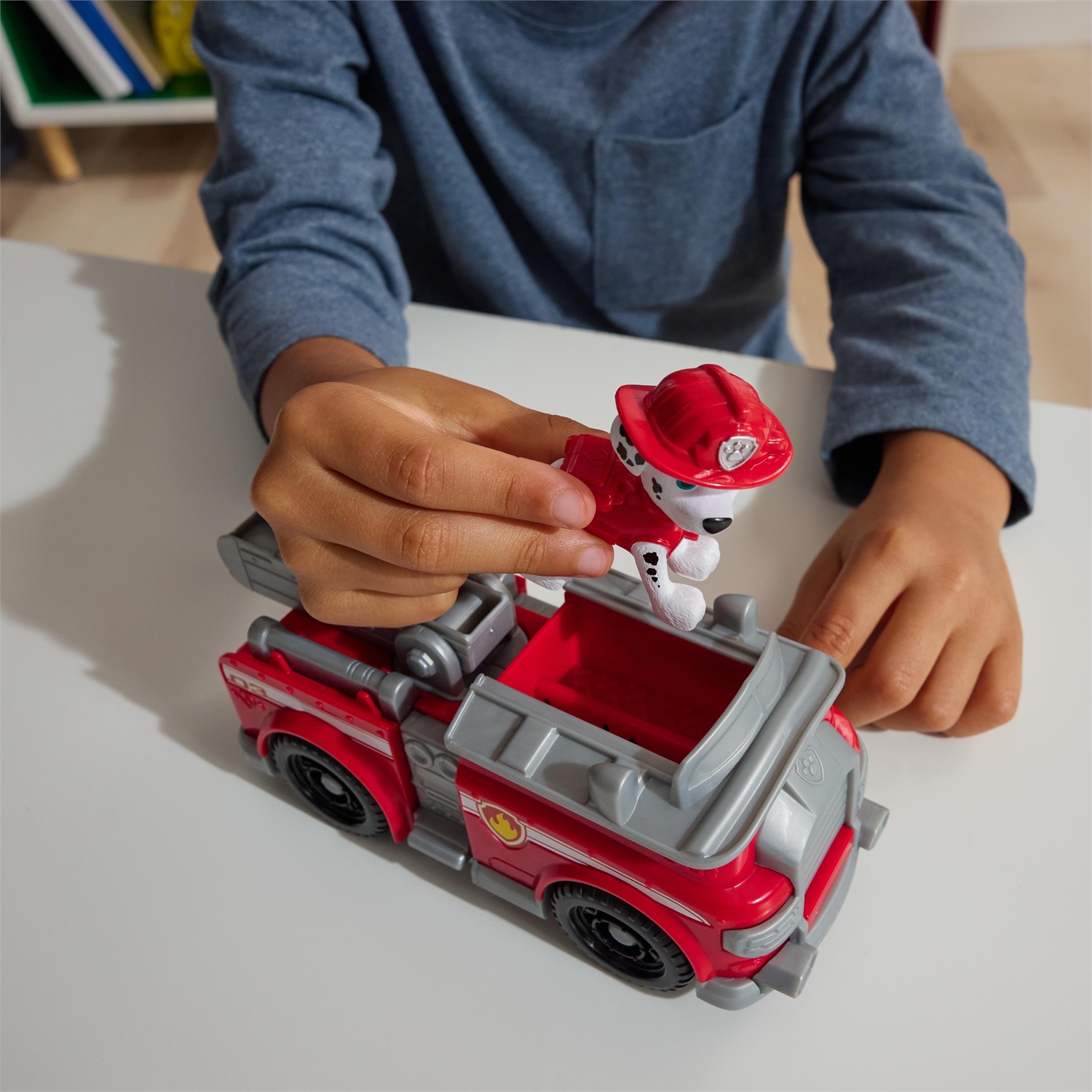 Spin Master Paw Patrol Camion dei Pompieri di Marshall con Personaggio - Dettagli Autentici, Ruote Funzionanti e Scala Mobile
