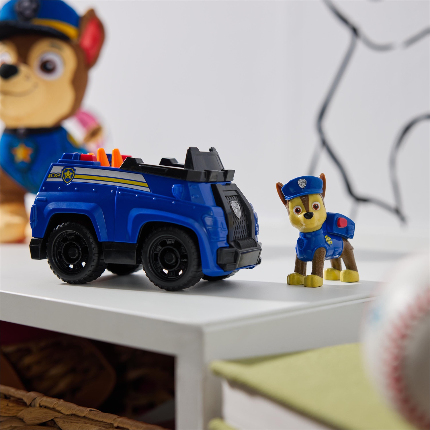 Spin Master Paw Patrol Chase Patrol Cruiser - Veicolo di Polizia Eco-Friendly con Ruote Funzionanti e Figura di Chase, 3 Anni