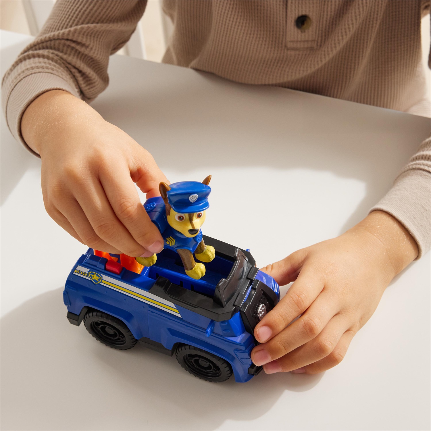 Spin Master Paw Patrol Chase Patrol Cruiser - Veicolo di Polizia Eco-Friendly con Ruote Funzionanti e Figura di Chase, 3 Anni