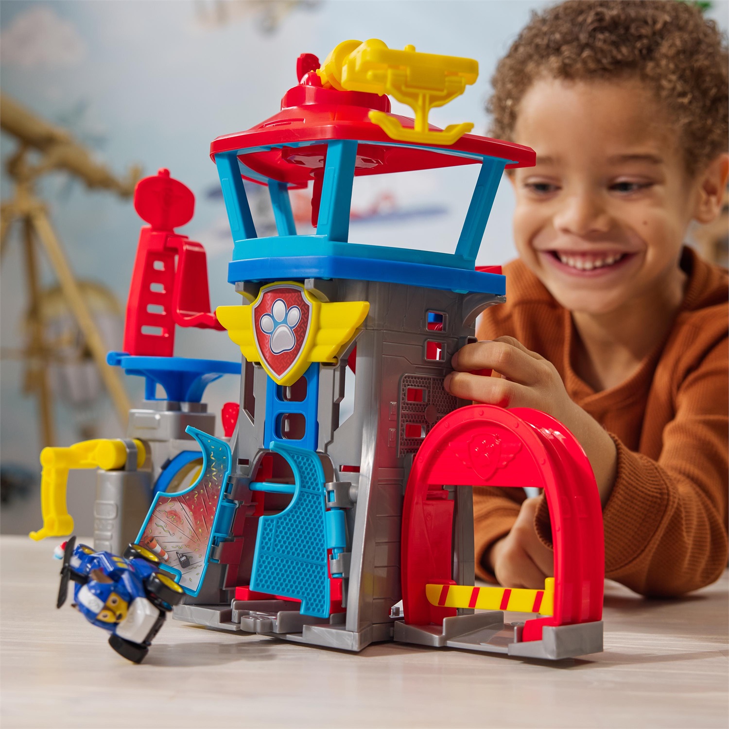 SPIN MASTER Paw Patrol Air Rescue - Set di Gioco Pup Squad Aeroporto di Adventure Bay con Veicolo Giocattolo di Chase, oltre 30 cm, più di 7 aree di gioco, per bambini 3 anni