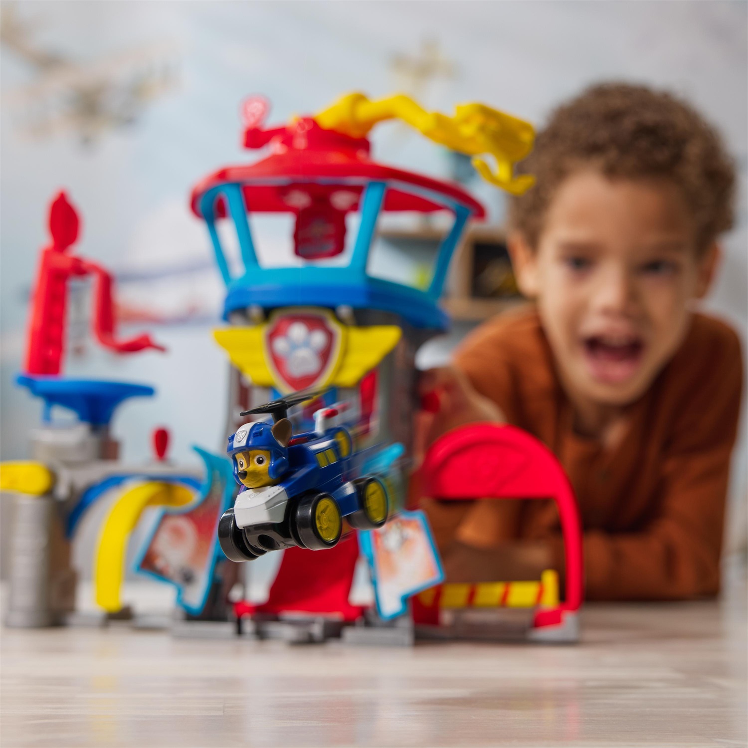 SPIN MASTER Paw Patrol Air Rescue - Set di Gioco Pup Squad Aeroporto di Adventure Bay con Veicolo Giocattolo di Chase, oltre 30 cm, più di 7 aree di gioco, per bambini 3 anni