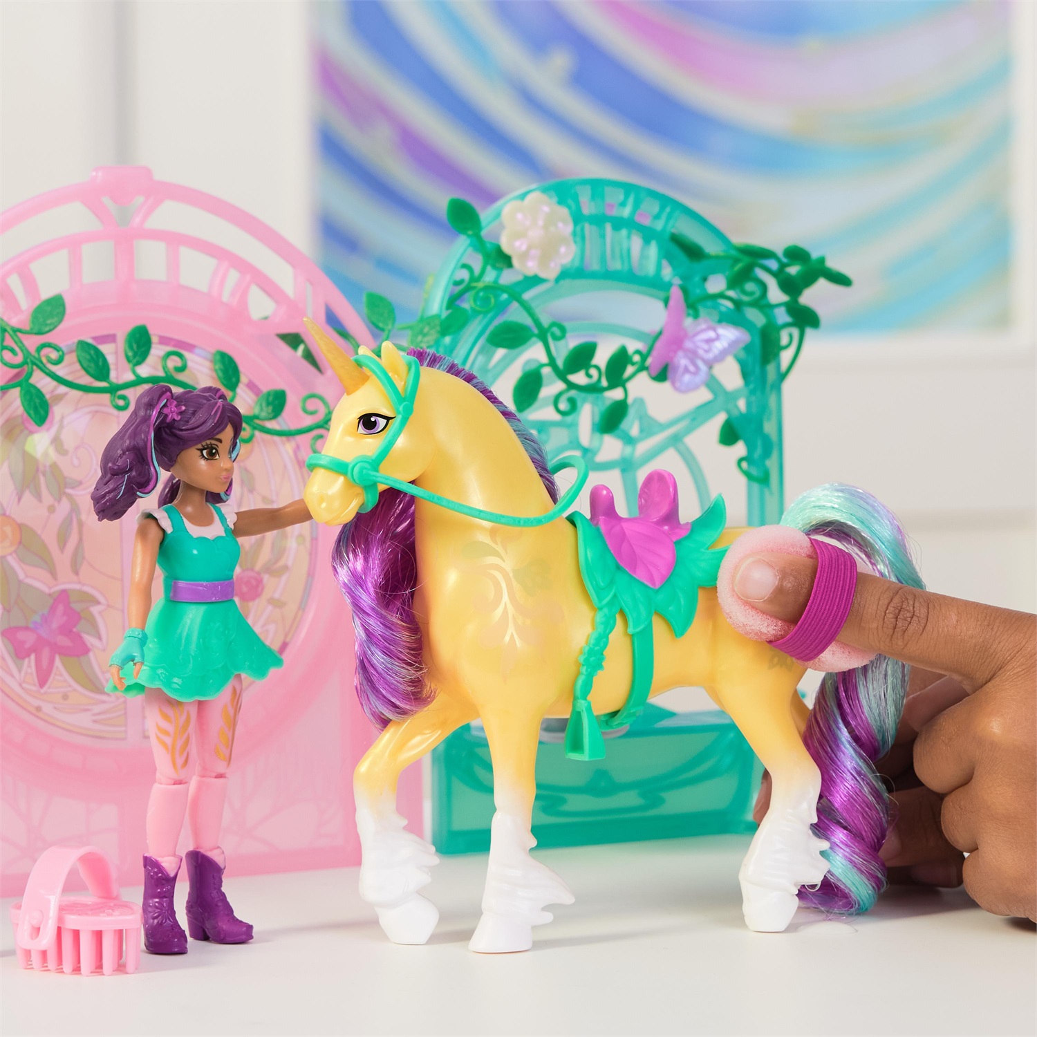 Unicorn Academy - Stalla Piccola con Bambola Ava e Unicorno Leaf che Cambia Colore