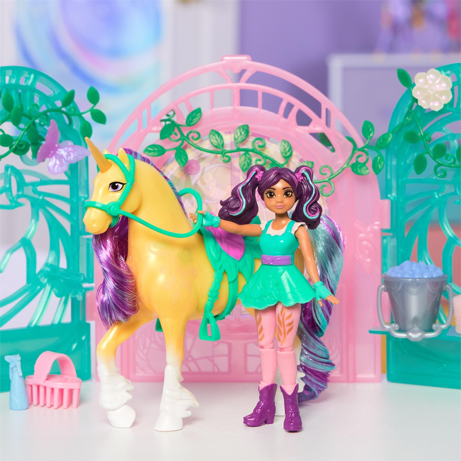 Unicorn Academy - Stalla Piccola con Bambola Ava e Unicorno Leaf che Cambia Colore