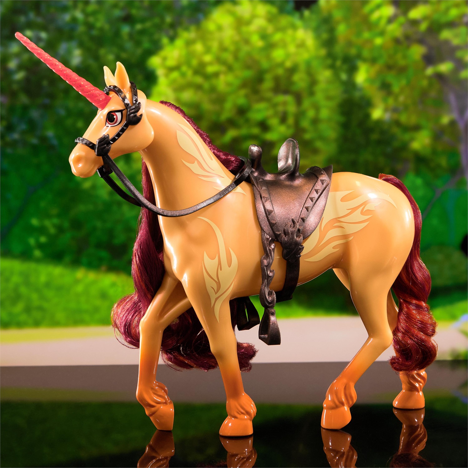 Spin Master Unicorn Academy Unicorno Cinder 27,9 cm con 2 Accessori da Equitazione - Compatibile con la Bambola di Valentina
