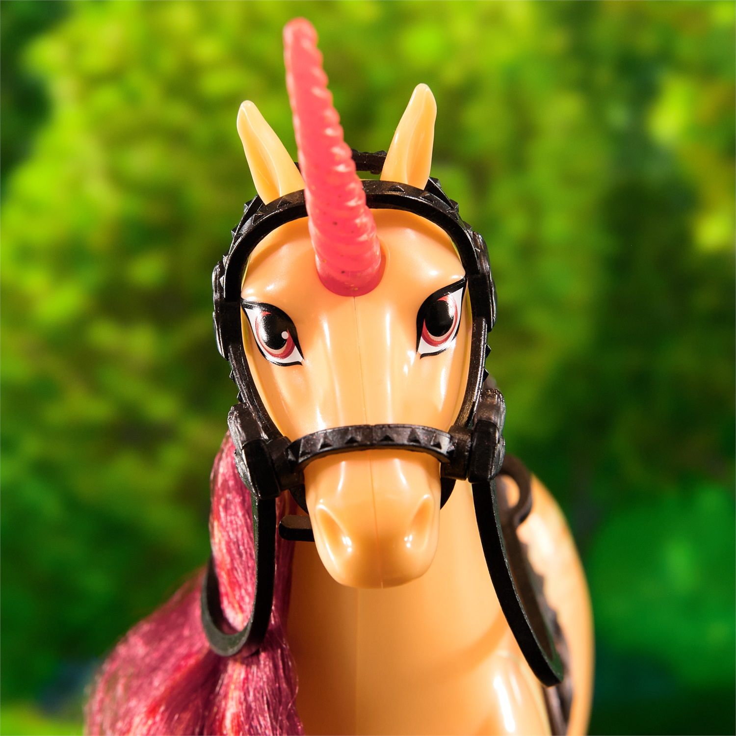 Spin Master Unicorn Academy Unicorno Cinder 27,9 cm con 2 Accessori da Equitazione - Compatibile con la Bambola di Valentina