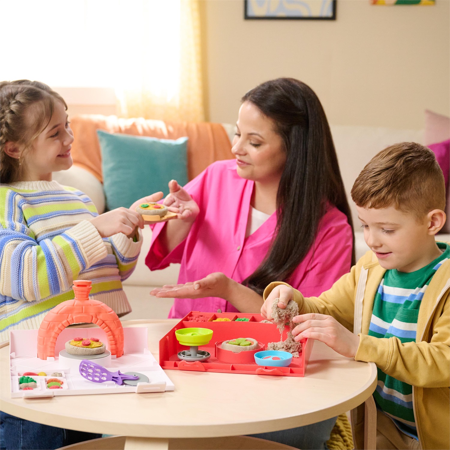 Spin Master Kinetic Sand Squish Pizza Set - 452 g di Sabbia Cinetica in 4 Colori con 5 Attrezzi per Gioco Creativo a Tema Pizza, per Bambini e Bambine 5 Anni