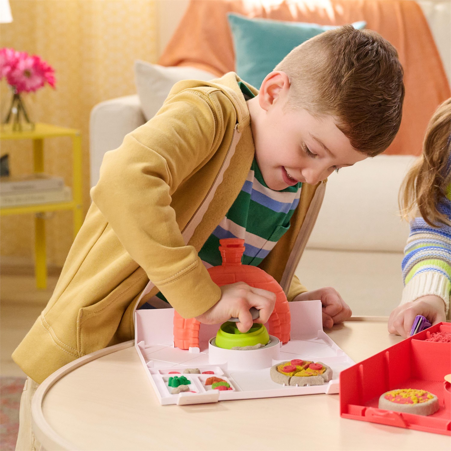Spin Master Kinetic Sand Squish Pizza Set - 452 g di Sabbia Cinetica in 4 Colori con 5 Attrezzi per Gioco Creativo a Tema Pizza, per Bambini e Bambine 5 Anni