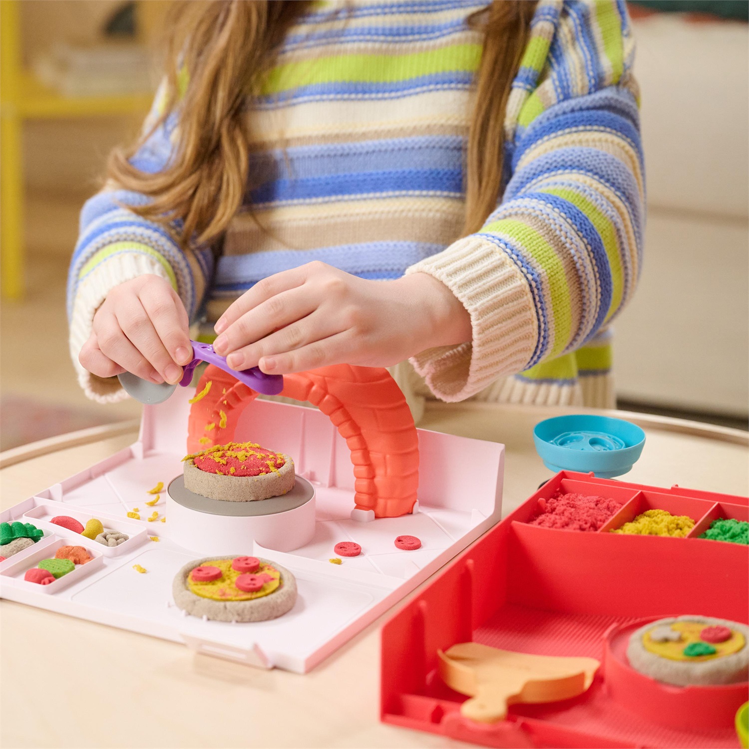 Spin Master Kinetic Sand Squish Pizza Set - 452 g di Sabbia Cinetica in 4 Colori con 5 Attrezzi per Gioco Creativo a Tema Pizza, per Bambini e Bambine 5 Anni