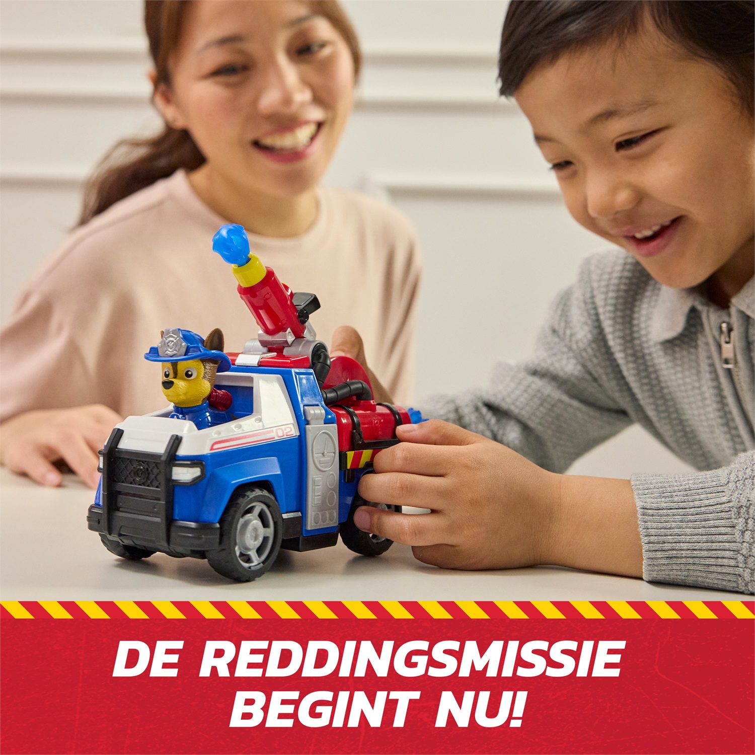 SPIN MASTER PAW Patrol Fire Rescue: Veicolo Antincendio di Chase 17,7 cm con Personaggio Chase 5 cm, Lanciamissili Inclinabile e Camion Giocattolo per Bambini 3 Anni