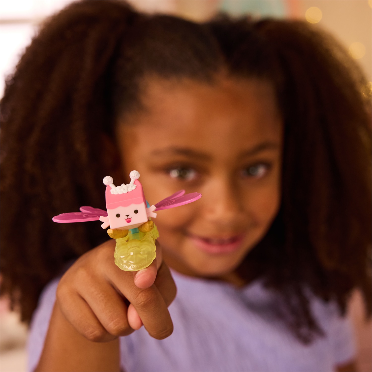 DREAMWORKS GABBY'S DOLLHOUSE Anello con Ali Magiche per Il Gattino Baby Box con Base per Esposizione - Giocattolo per Bambini dai 3 Anni