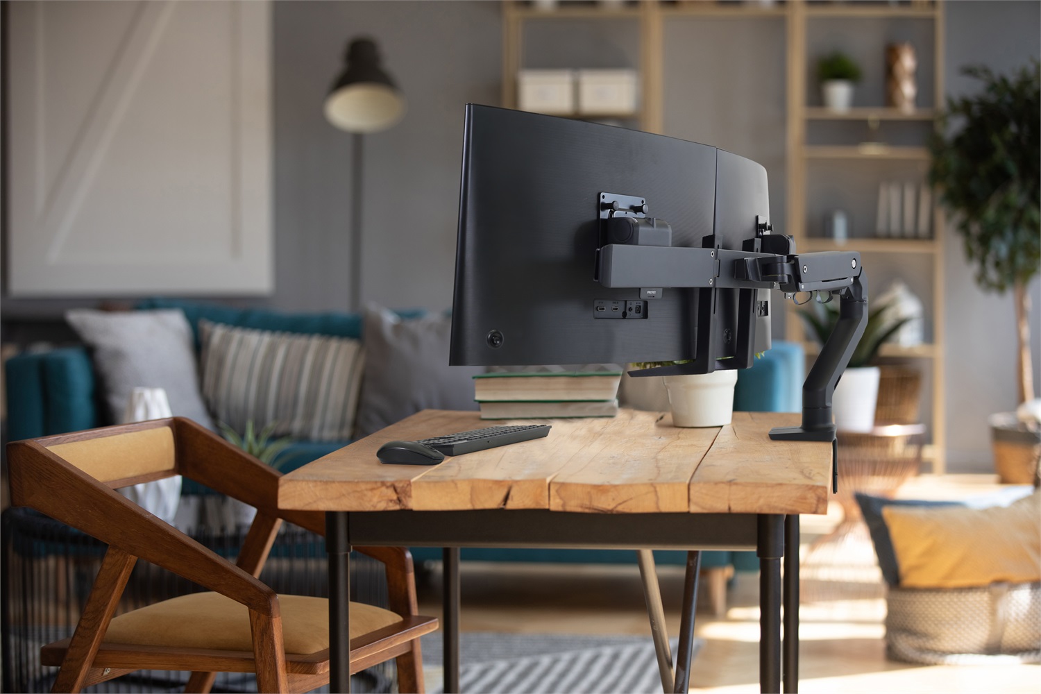 Ergotron HX Series 45-476-224 Supporto da Scrivania per Monitor Doppio fino a 32 Pollici, Capacità 16 kg, VESA 75x75/100x100, Regolazione Altezza, Nero Opaco