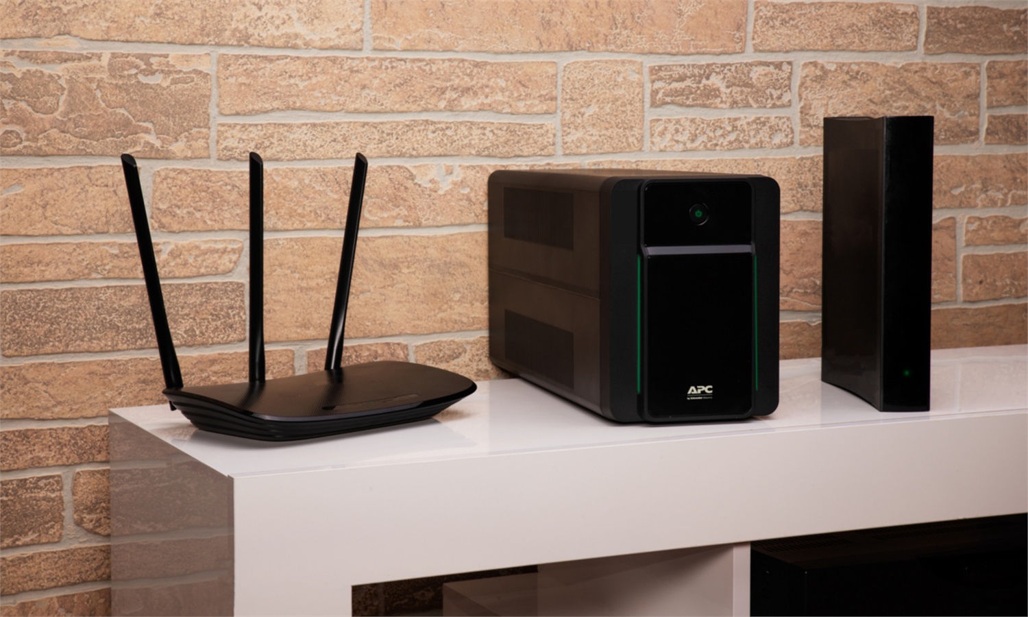 APC BX1600MI-GR Gruppo di Continuità (UPS) A Linea Interattiva 1,6 kVA 900 W con 4 Prese AC