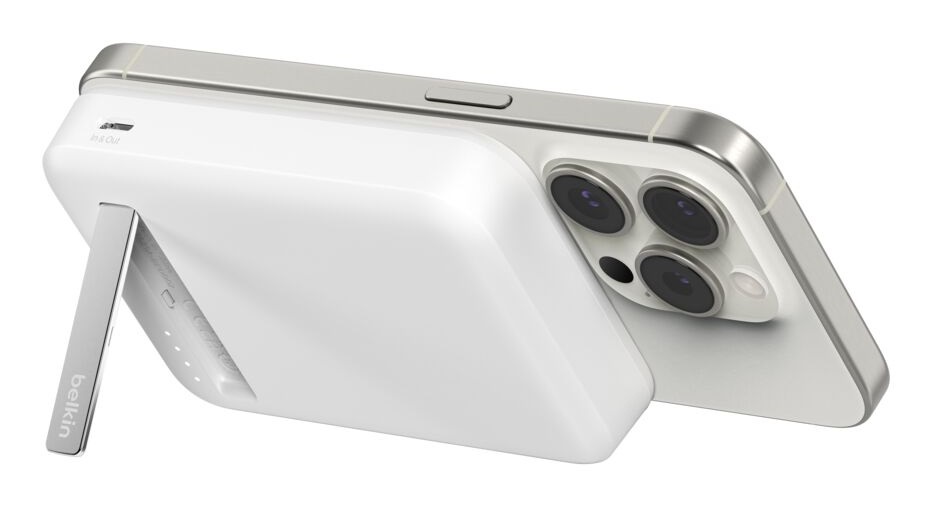 Belkin BoostCharge Pro Power Bank Wireless 8000 mAh con Qi2 e Supporto Integrato per iPhone - Bianco