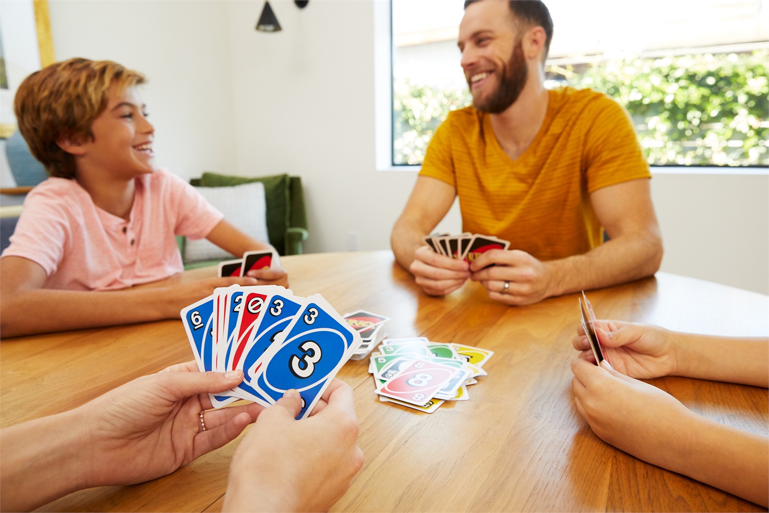 Mattel UNO - Gioco di Carte per Famiglie, 108 Carte, 2-10 Giocatori, Dai 7 Anni, con Carte Jolly e d'Azione