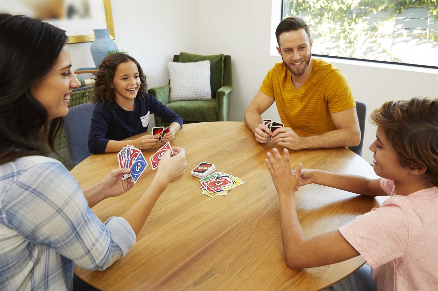 Mattel UNO - Gioco di Carte per Famiglie, 108 Carte, 2-10 Giocatori, Dai 7 Anni, con Carte Jolly e d'Azione
