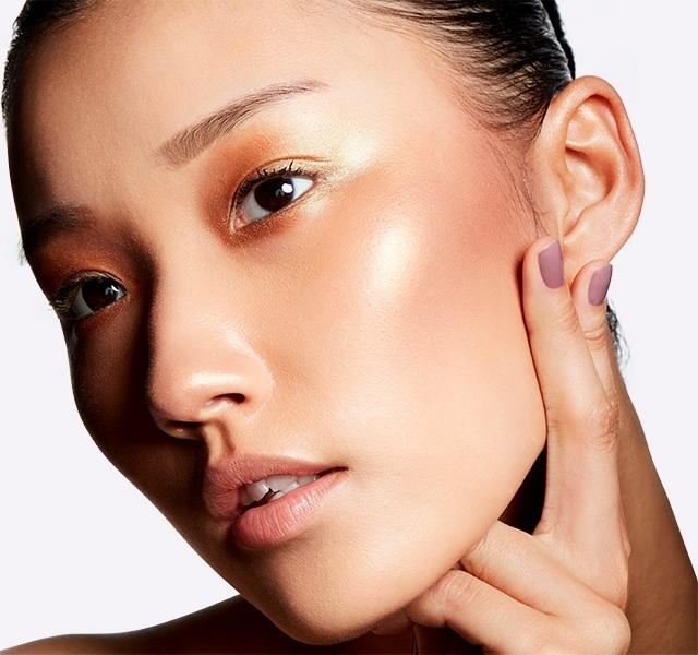 MAC Extra Dimension Skinfinish Illuminante 9 g - Glow With It, Formula Ibrida Liquido-Polvere con Riflessi Prismatici