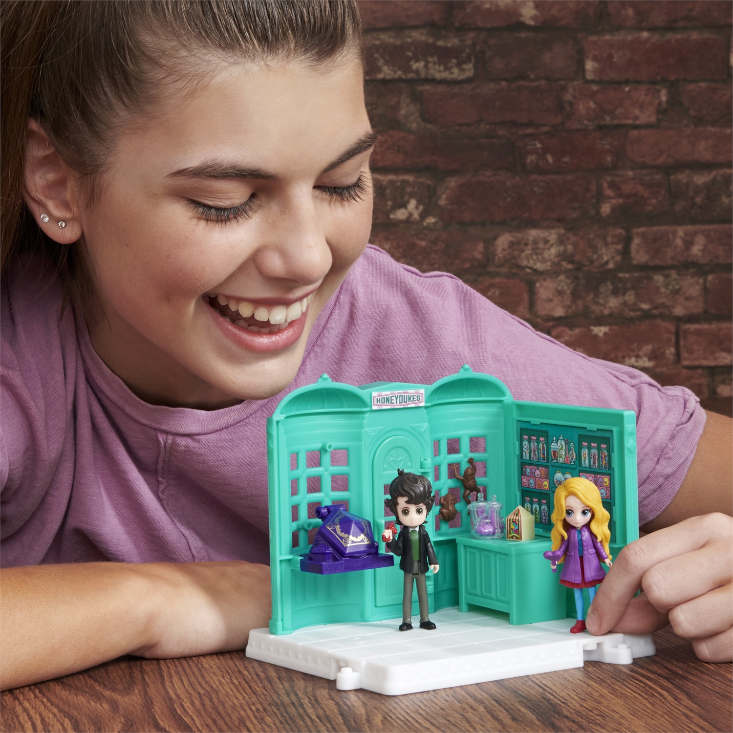 Wizarding World Harry Potter Magical Minis Negozio Mielandia con 2 personaggi (Luna Lovegood e Neville Paciock) e 5 accessori - Giocattoli per bambini dai 6 anni in su