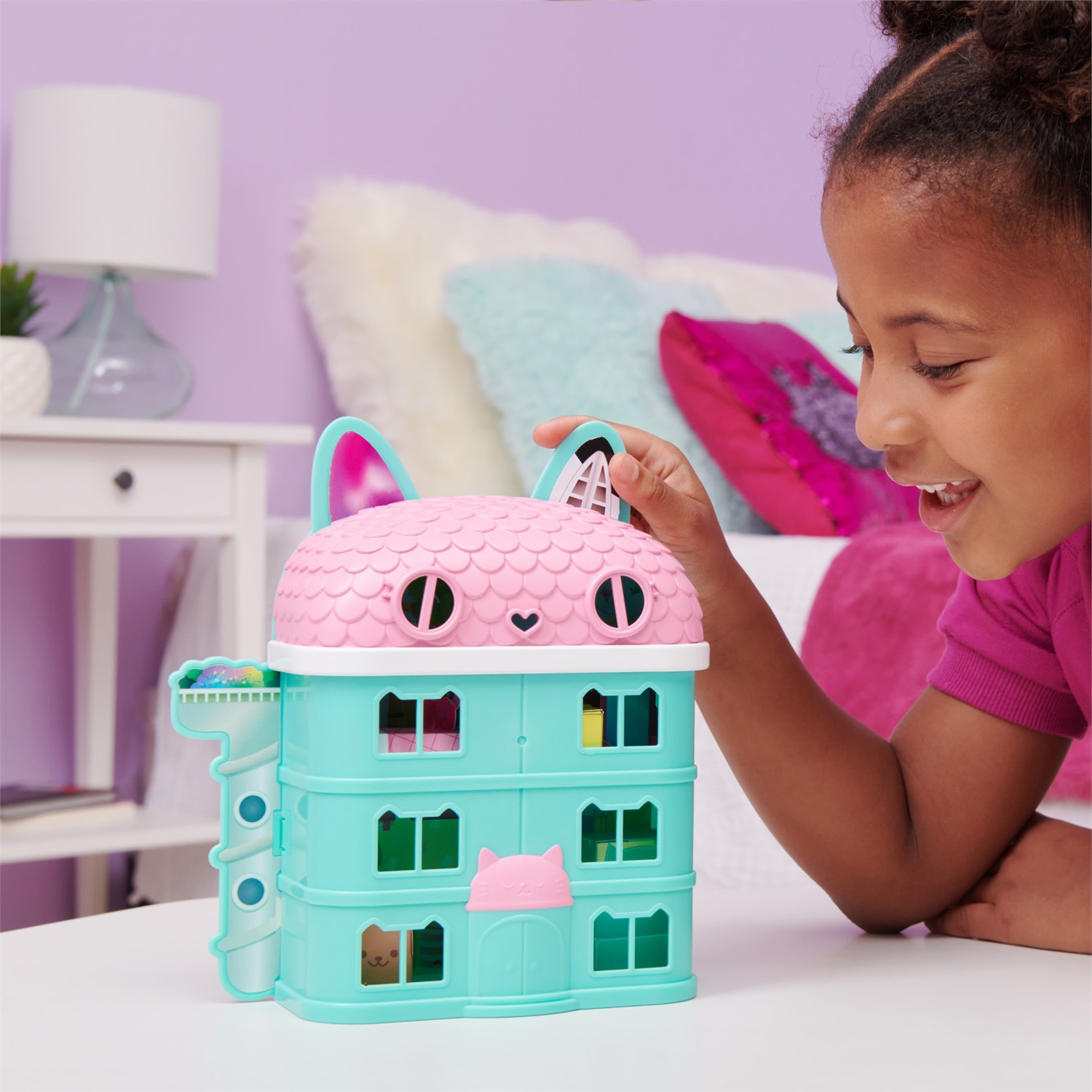 Gabby's Dollhouse - Mini set di gioco casa delle bambole con personaggio di Gabby e figurina, include cartoncini arredamenti, per bambini dai 3 anni in su