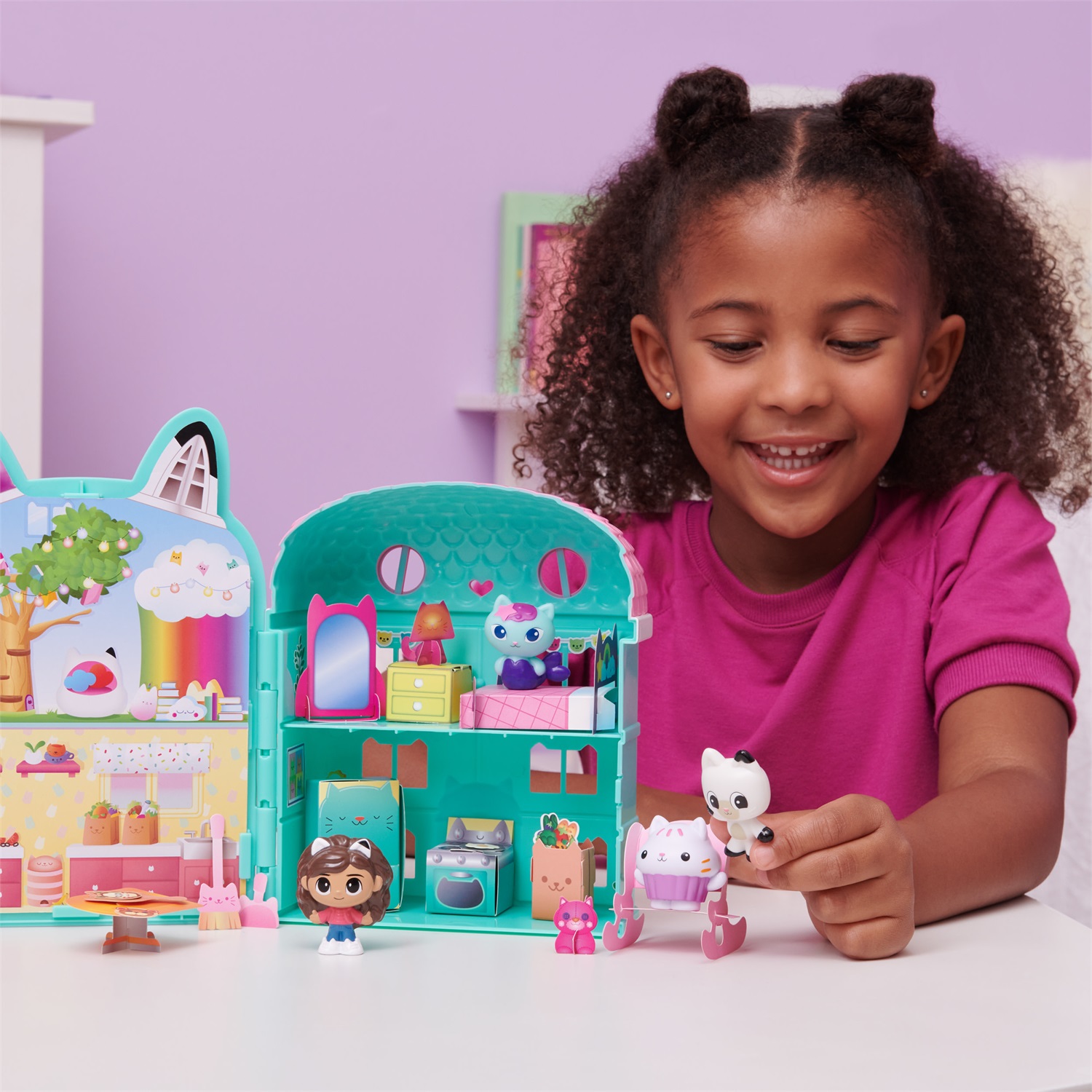 Gabby's Dollhouse - Mini set di gioco casa delle bambole con personaggio di Gabby e figurina, include cartoncini arredamenti, per bambini dai 3 anni in su