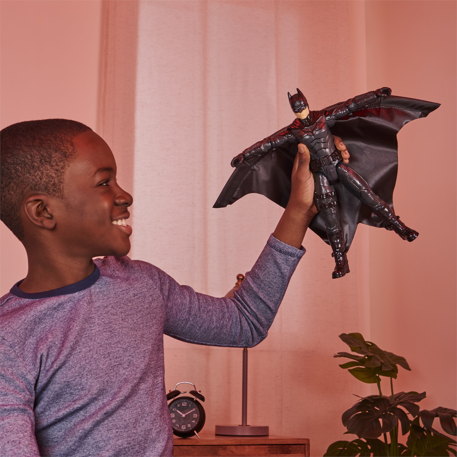 DC Comics Batman Deluxe 30 cm - Personaggio con Tuta Alare, Luci, Suoni e Ali Espandibili, Oggetto da Collezione del Film The Batman