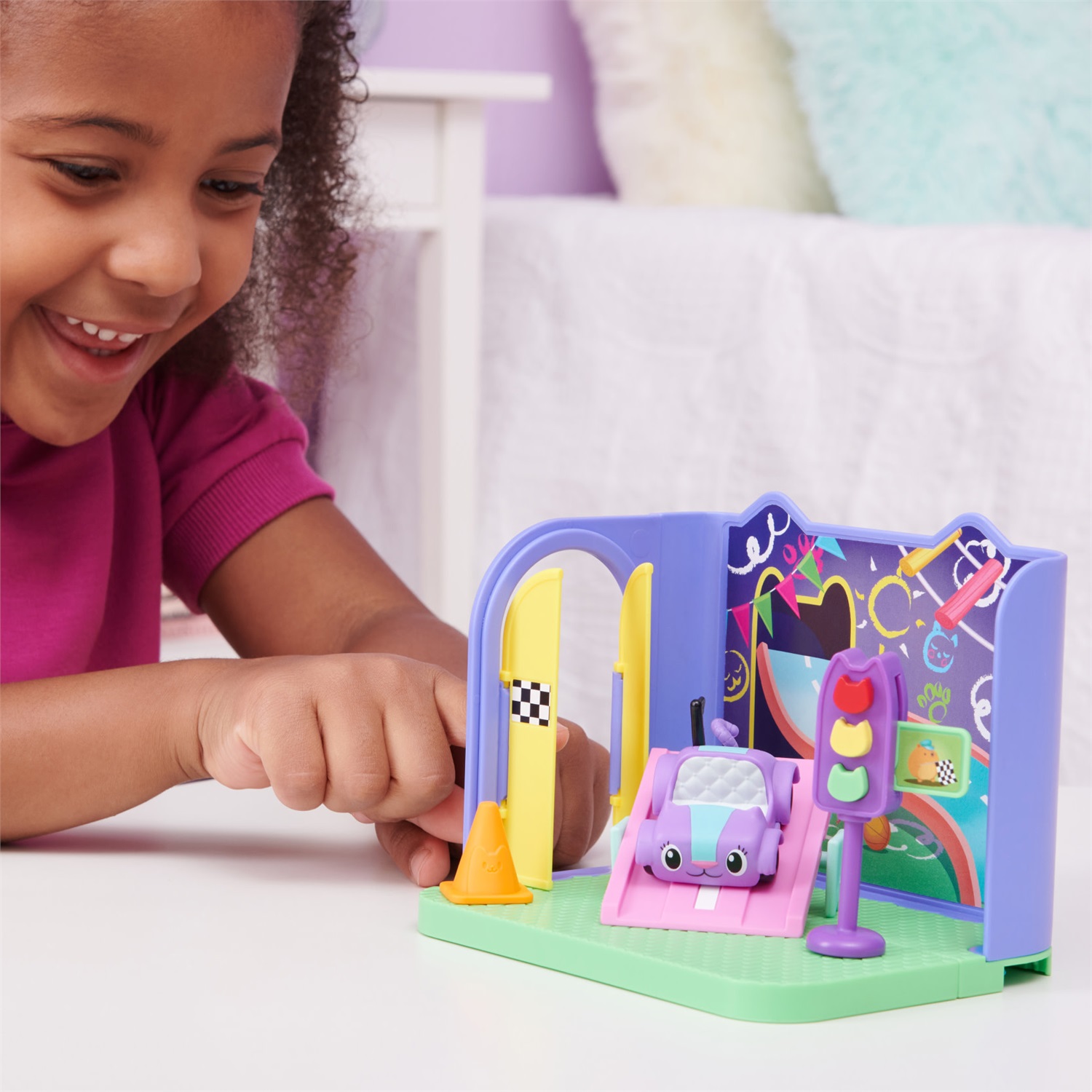Gabby's Dollhouse - Stanza dei Giochi Purr-ific con Macchinina Giocattolo Carlita, Accessori, Mobili e Scatola con Sorpresa, per Bambini dai 3 Anni, Multicolore