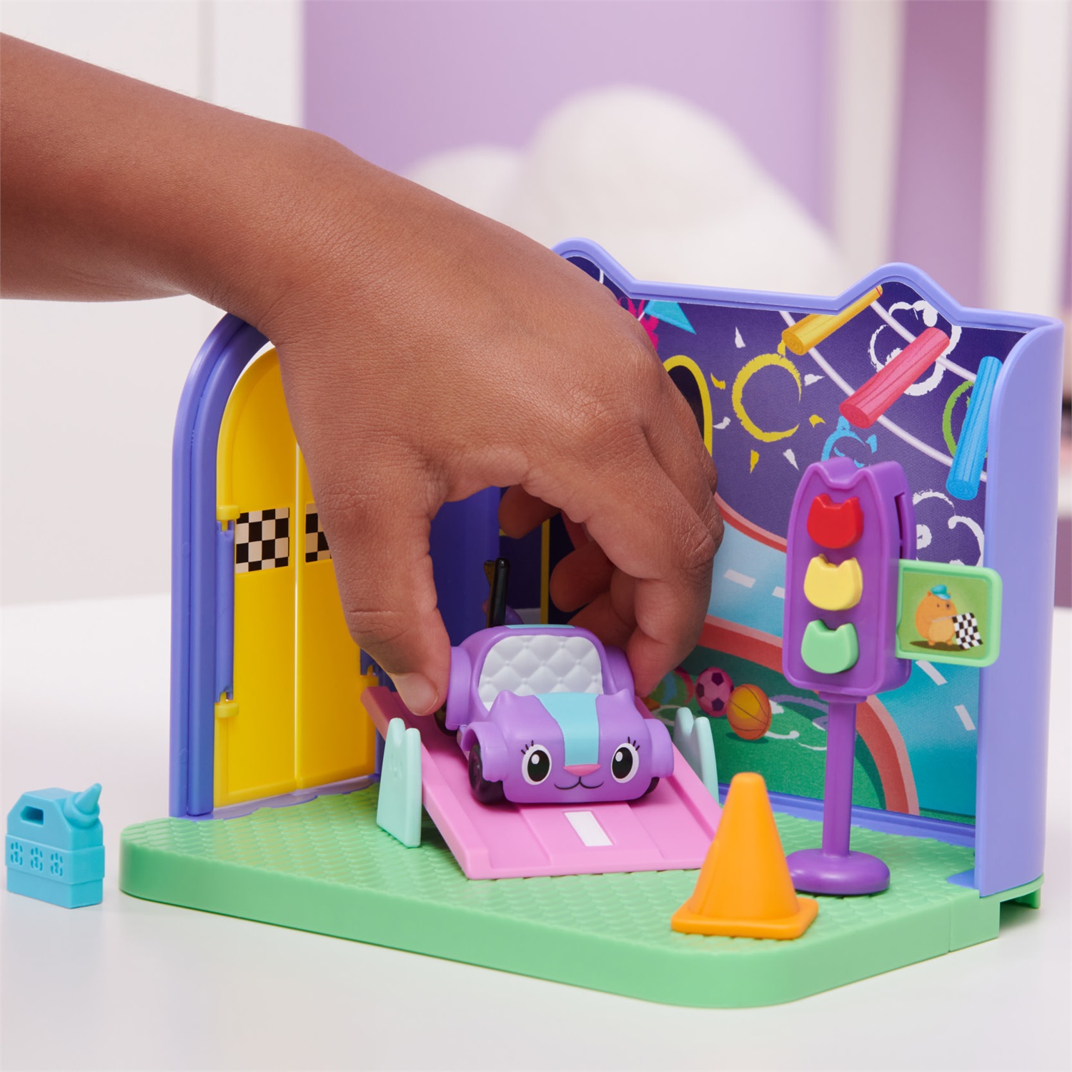 Gabby's Dollhouse - Stanza dei Giochi Purr-ific con Macchinina Giocattolo Carlita, Accessori, Mobili e Scatola con Sorpresa, per Bambini dai 3 Anni, Multicolore