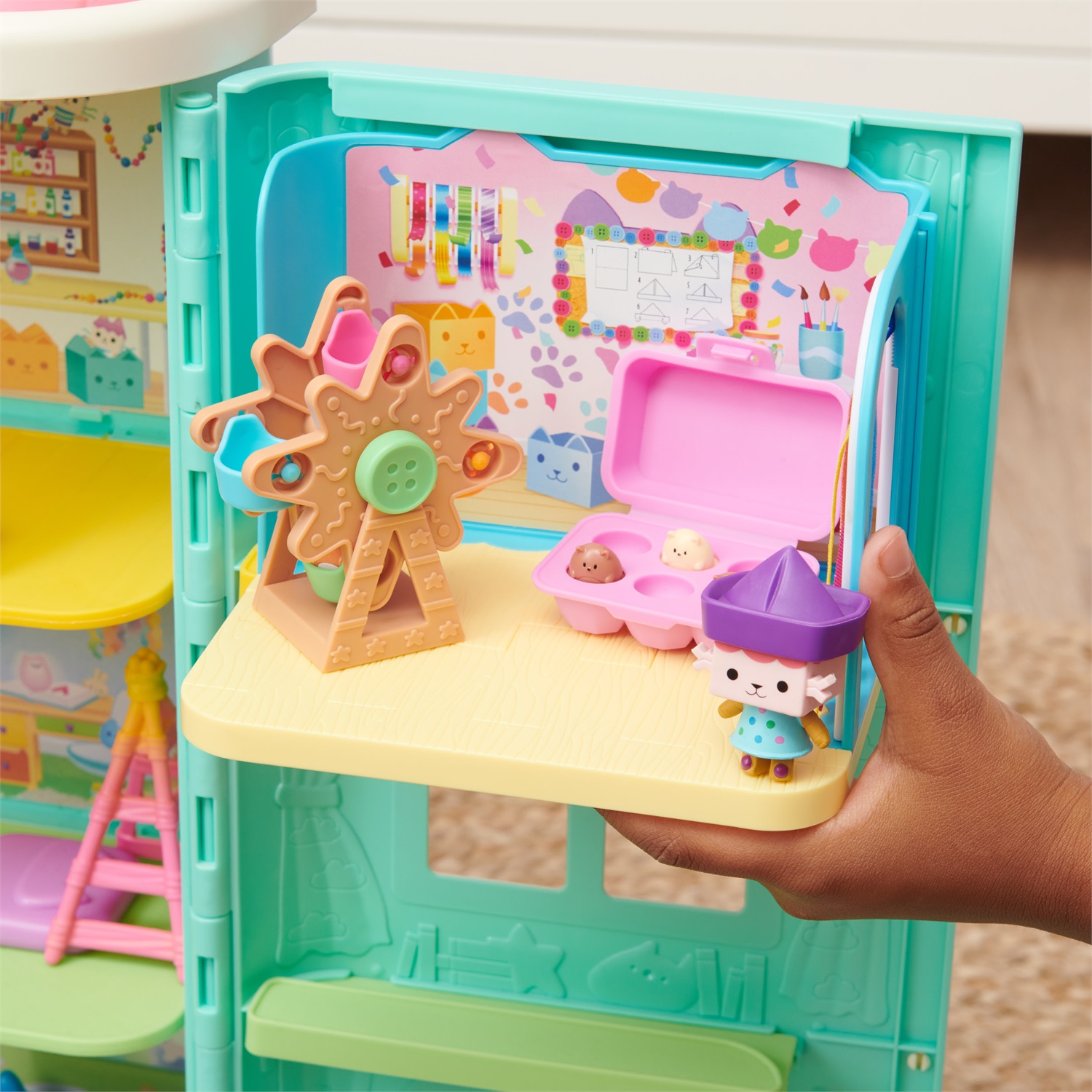 Gabby's Dollhouse - Stanza Baby Box Craft-a-riffic con Gatto Baby Scatola, tre Cricegatti, porta arcobaleno e scatole con sorpresa, per bambini dai 3 anni
