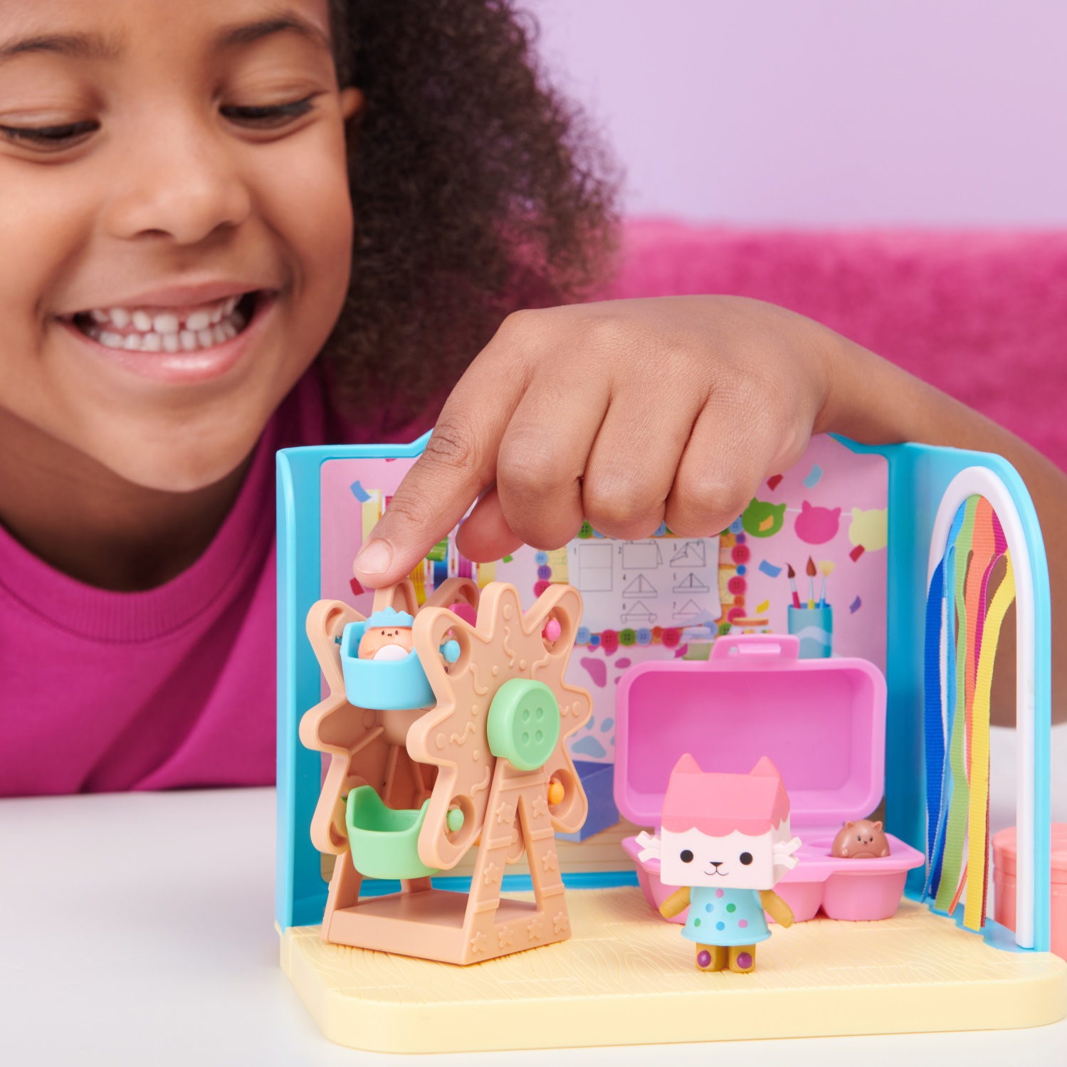 Gabby's Dollhouse - Stanza Baby Box Craft-a-riffic con Gatto Baby Scatola, tre Cricegatti, porta arcobaleno e scatole con sorpresa, per bambini dai 3 anni
