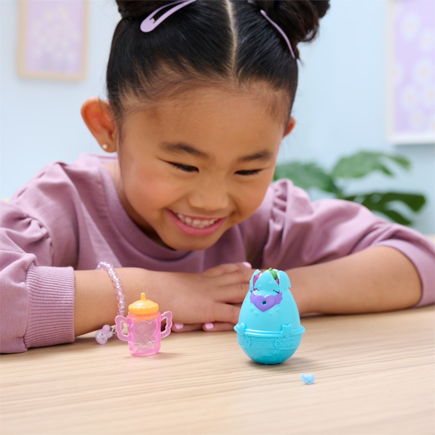 Spin Master Hatchimals Alive - Giocattolo Interattivo con Uova che si Schiudono con l'Acqua, Confezione Singola con Mini Personaggi, Adatto per Bambini 3 Anni