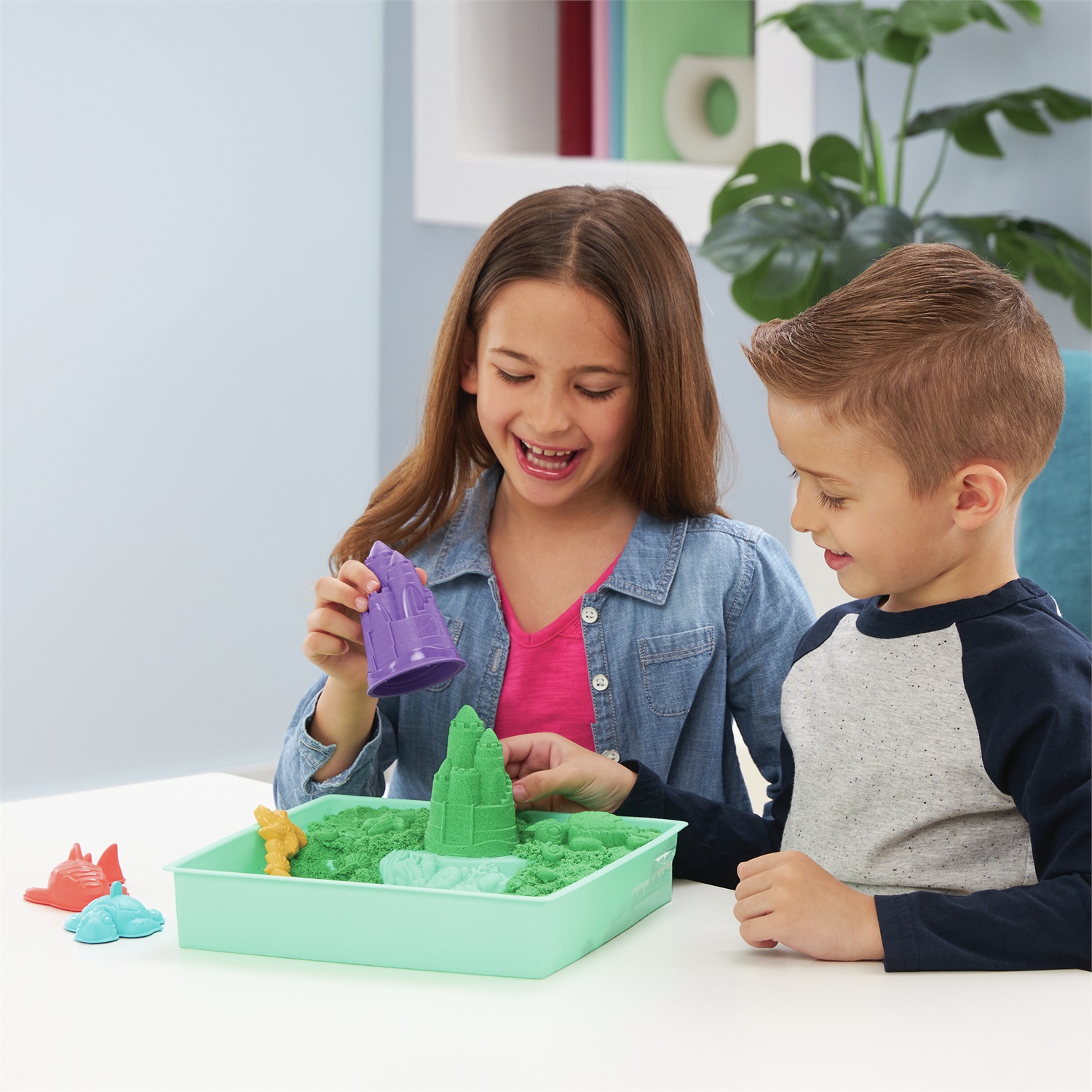 Kinetic Sand - Set di Sabbia Cinetica Verde con Vaschetta e 3 Formine, 454gr, Giocattolo Creativo per Bambini 3 Anni