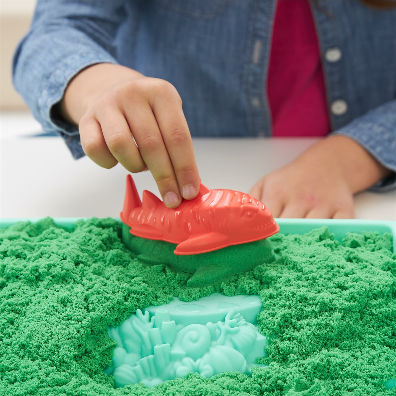 Kinetic Sand - Set di Sabbia Cinetica Verde con Vaschetta e 3 Formine, 454gr, Giocattolo Creativo per Bambini 3 Anni