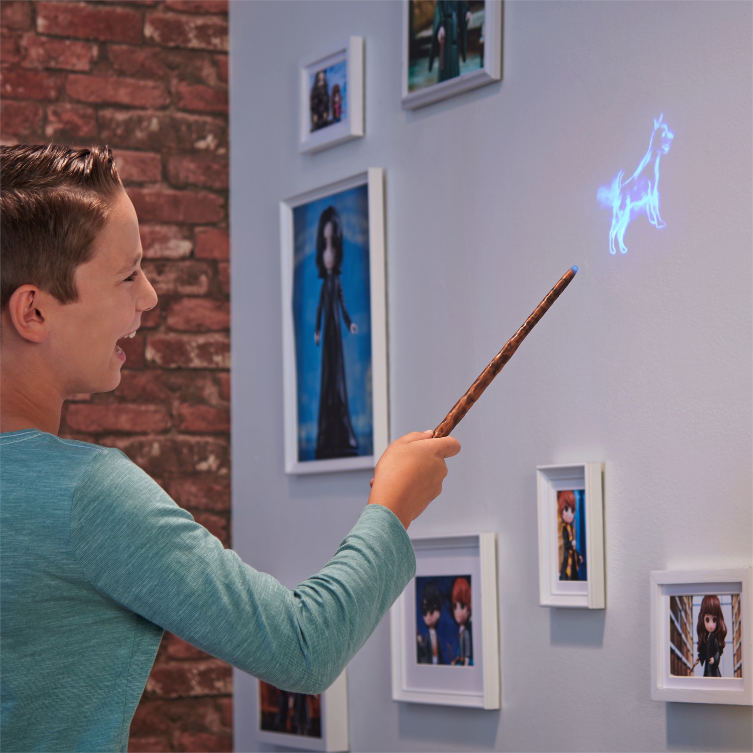 Wizarding World | Bacchetta Magica Interattiva Proiezione Patronus di Harry Potter da 33 cm | Collezione Harry Potter | Giocattoli per bambini dai 6 anni in su