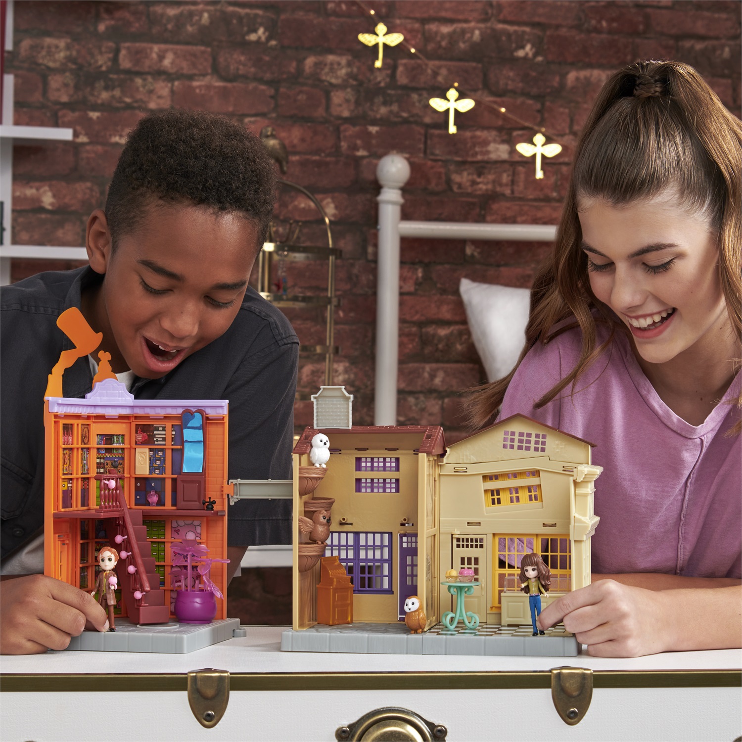 Wizarding World Harry Potter Set da Gioco 3 in 1 Diagon Alley con Luci e Suoni, 2 Personaggi Esclusivi e 21 Accessori, Giocattoli per Bambini dai 6 Anni in Su